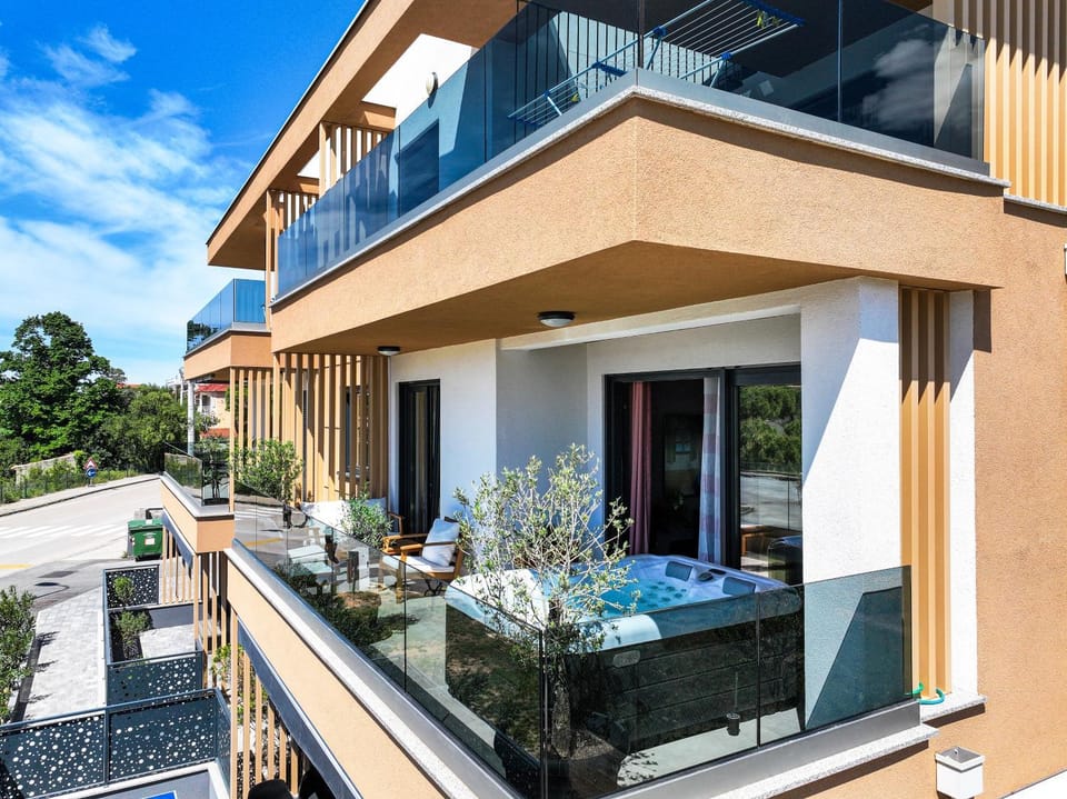 Property building, Patio, Bird's eye view, Hot Tub, Hot Tub, View (from property/room), Balcony/Terrace, Balcony/Terrace