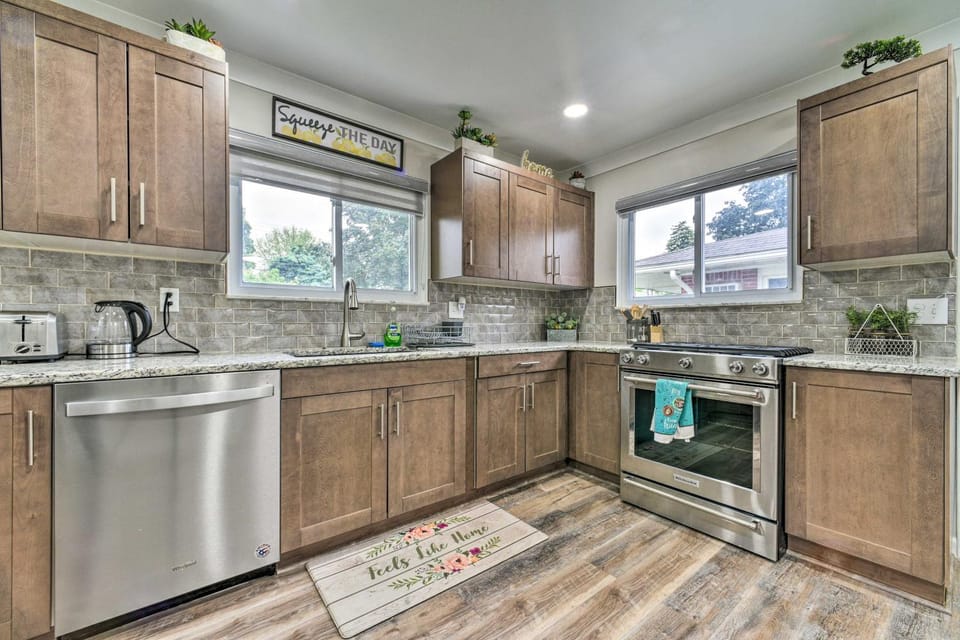 Dearborn Heights Home about 16 Mi to Downtown Detroit! House in Dearborn Heights