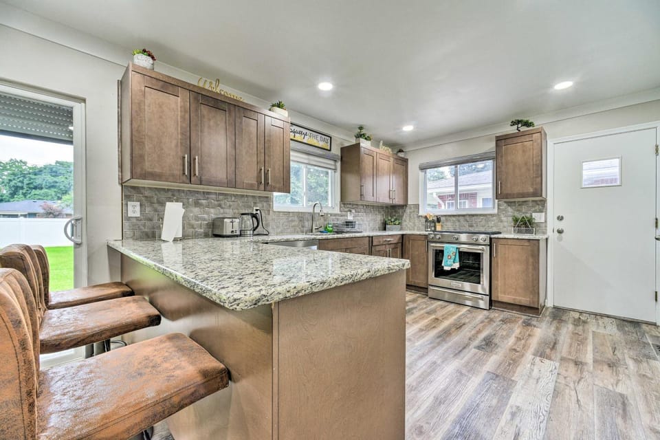 Dearborn Heights Home about 16 Mi to Downtown Detroit! House in Dearborn Heights