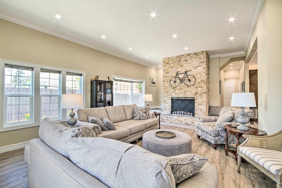 Renovated North Bend Cottage Near Eateries! House in Coos Bay