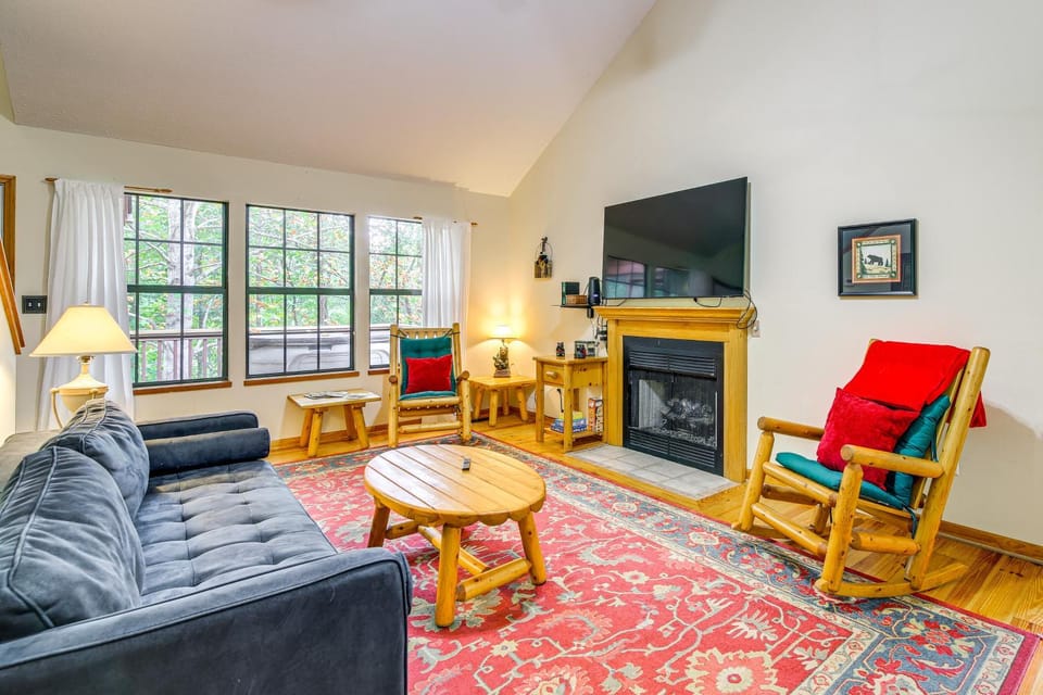 2 Mi to Parkway! Pet-Friendly Cabin w/ Hot Tub Cabin in Sevierville