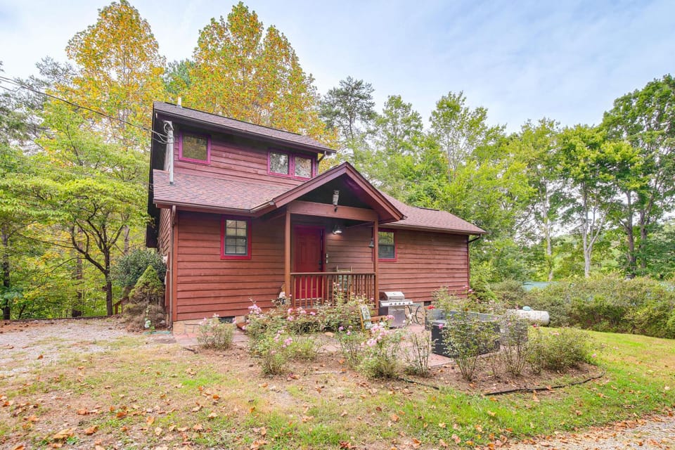 2 Mi to Parkway! Pet-Friendly Cabin w/ Hot Tub Cabin in Sevierville