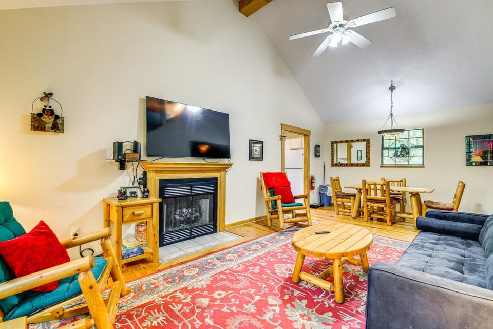 2 Mi to Parkway! Pet-Friendly Cabin w/ Hot Tub Cabin in Sevierville