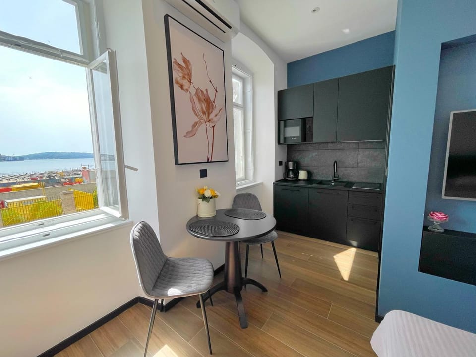 Kitchen or kitchenette, Seating area, Dining area, Sea view