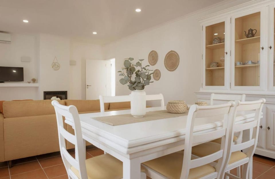 TV and multimedia, Kitchen or kitchenette, Living room, Seating area, Dining area, air conditioner