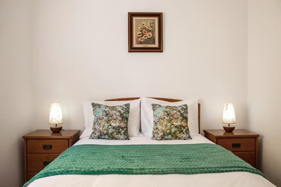 Bed, Photo of the whole room, Decorative detail, Bedroom