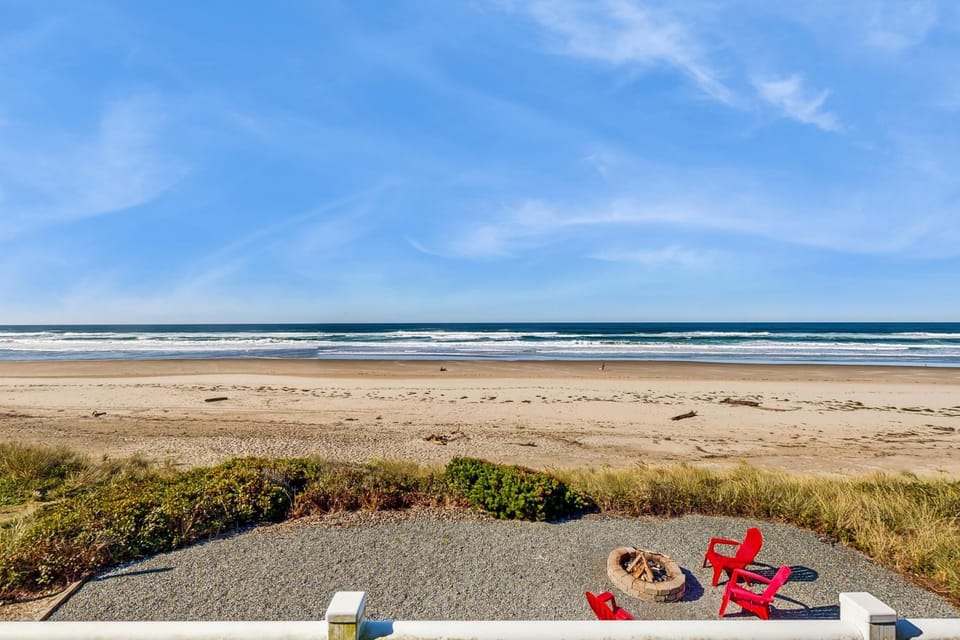 Oceanfront home with a washer dryer and beach access House in Rockaway Beach