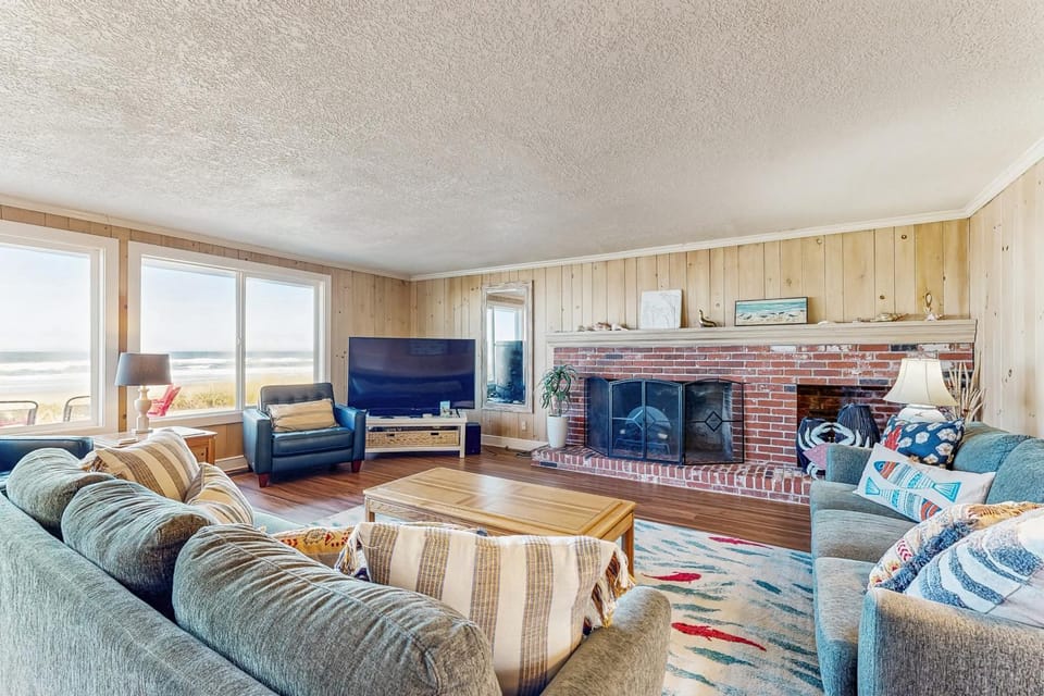 Oceanfront home with a washer dryer and beach access House in Rockaway Beach