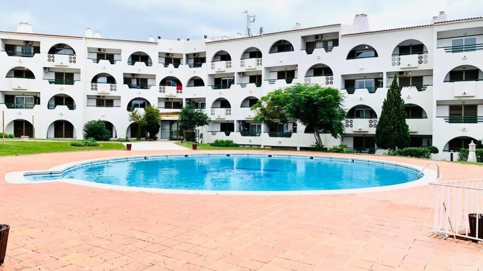 Swimming pool, sunbed