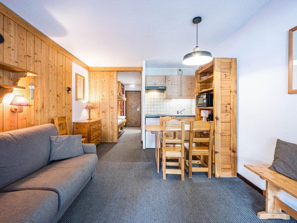 Studio confortable au centre avec balcon, capac. 3 pers. - FR-1-518-121 Apartment in Val dIsere