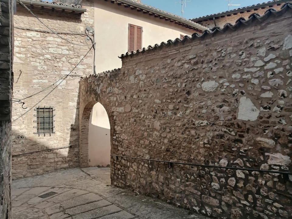 Property building, Nearby landmark, Facade/entrance, Neighbourhood