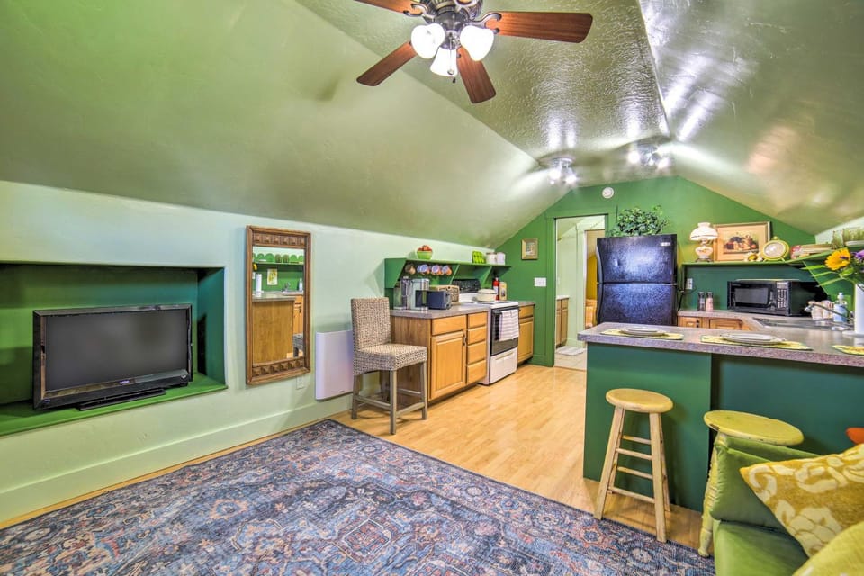 Colorful Sugar City Apartment ~ 4 Mi to BYU! Apartment in Idaho