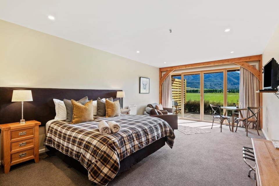 Bed, Living room, Seating area, Bedroom