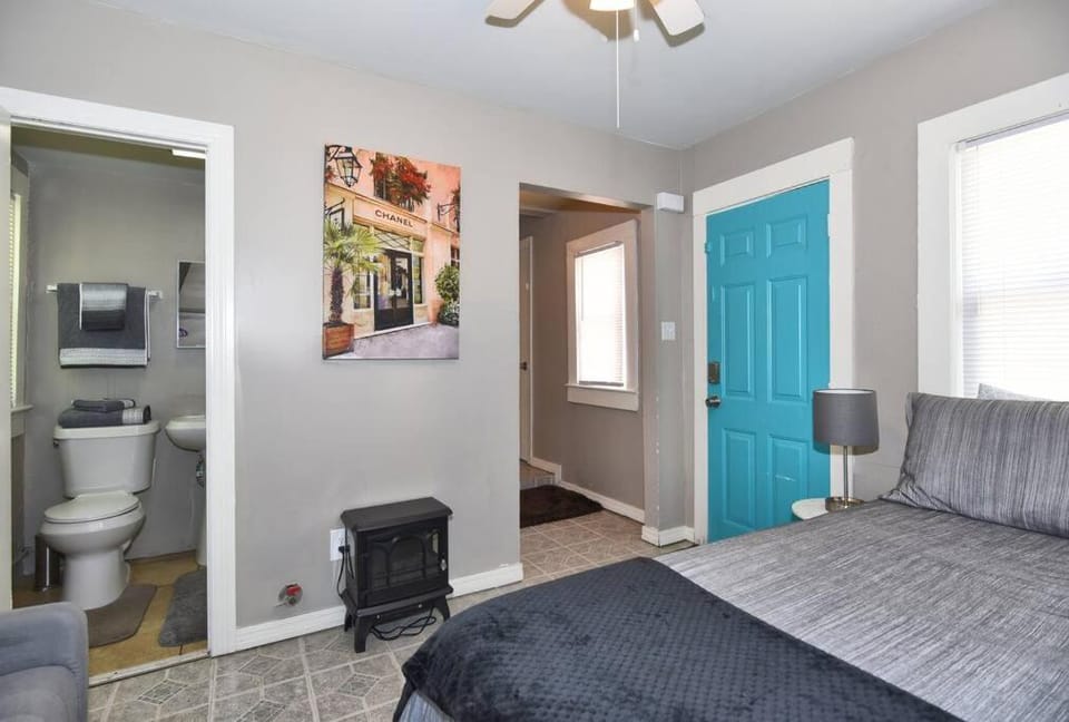 CHERRY ST LITTLE LOVE HOUSE* SHOP*DINE* RT 66*EXPO CENTER*BOK*DOWNTOWN House in Tulsa
