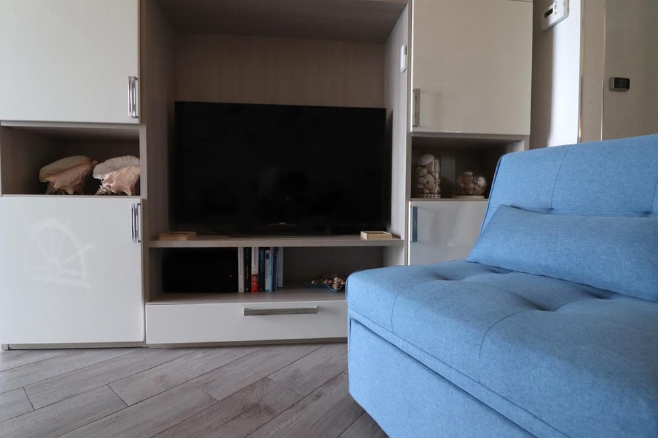 TV and multimedia, Living room, Evening entertainment