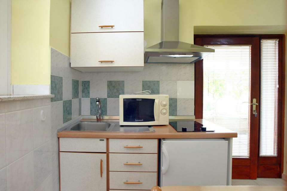 Kitchen or kitchenette, minibar, stove