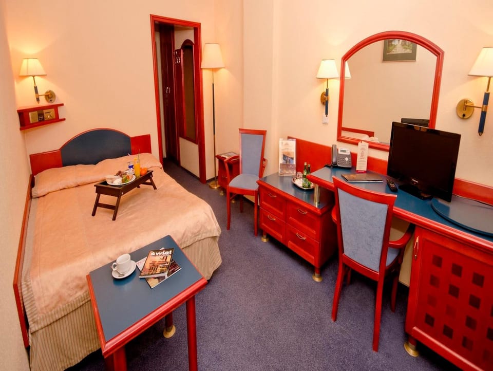 Bed, TV and multimedia, Photo of the whole room, Seating area