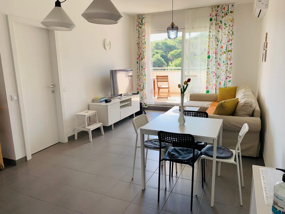 Living room, Seating area, Dining area