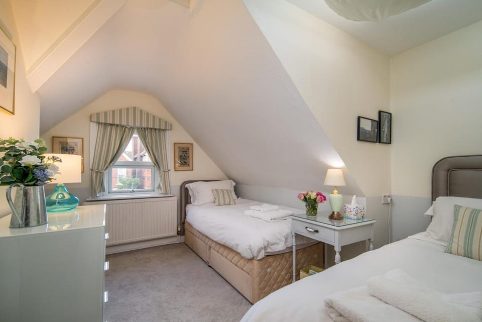 3 BR Central Cowes, Sleeps 8, Sea Views, free parking, ferry voucher LONG TERM DEALS AVAILABLE Apartment in England