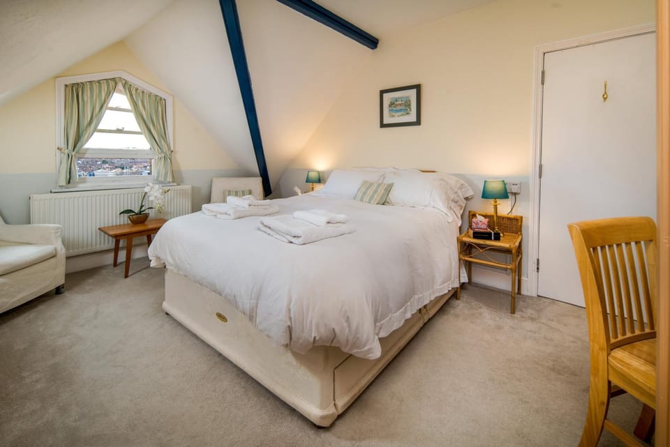 3 BR Central Cowes, Sleeps 8, Sea Views, free parking, ferry voucher LONG TERM DEALS AVAILABLE Apartment in England