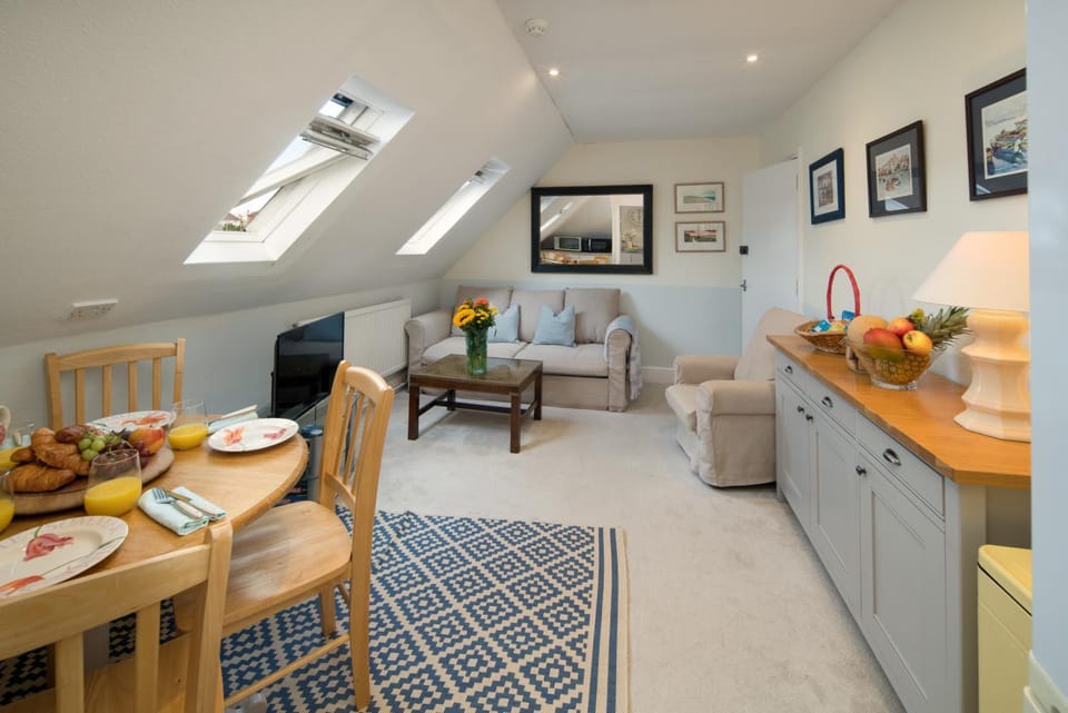 3 BR Central Cowes, Sleeps 8, Sea Views, free parking, ferry voucher LONG TERM DEALS AVAILABLE Apartment in England