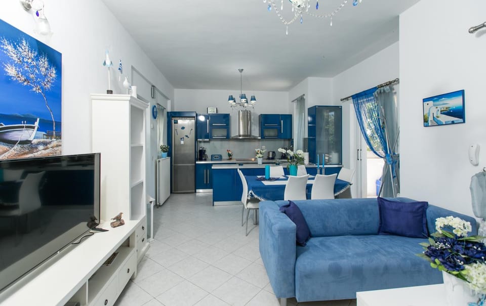 Kitchen or kitchenette, Seating area, Dining area