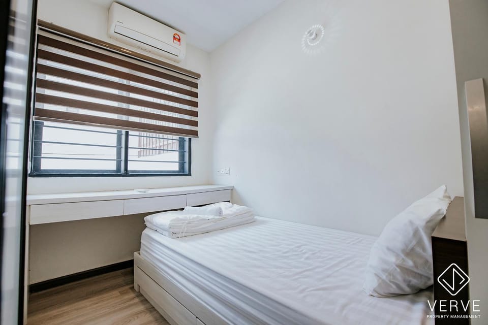 Bed, towels, air conditioner