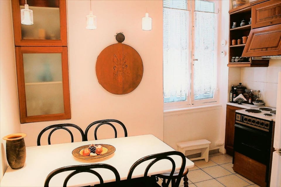 Kitchen or kitchenette, Seating area, kitchen