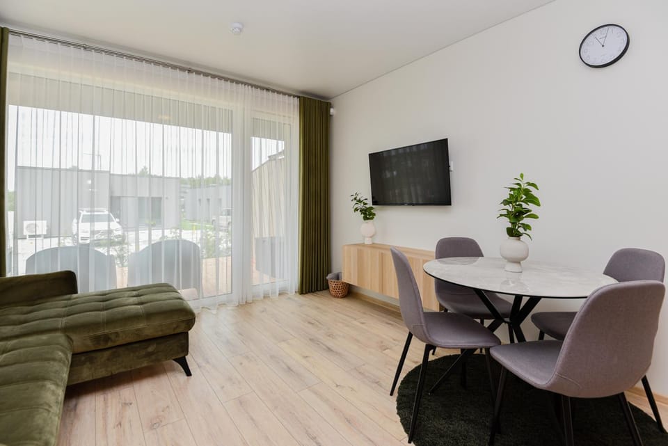 TV and multimedia, Living room, Seating area, Dining area