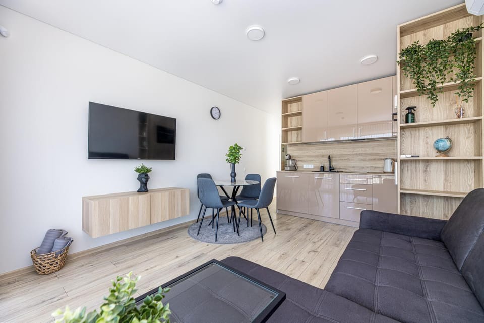 TV and multimedia, Kitchen or kitchenette, Living room, Seating area, Dining area