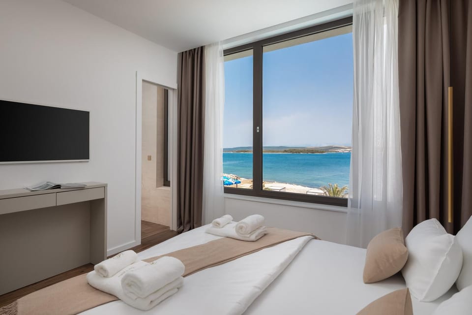 TV and multimedia, View (from property/room), Bedroom, Sea view