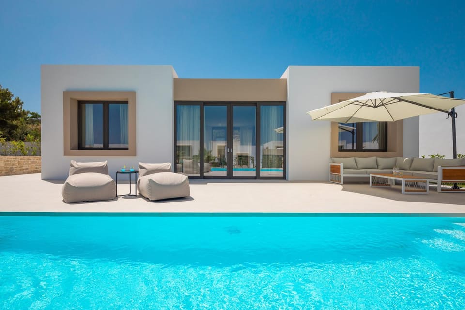 Balcony/Terrace, Seating area, Swimming pool, sunbed