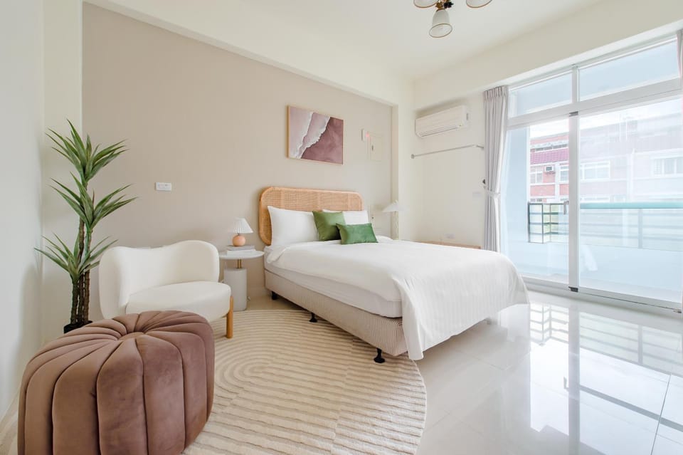 Bed, Balcony/Terrace, Photo of the whole room, Bedroom