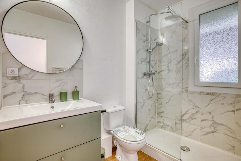 Shower, Toilet