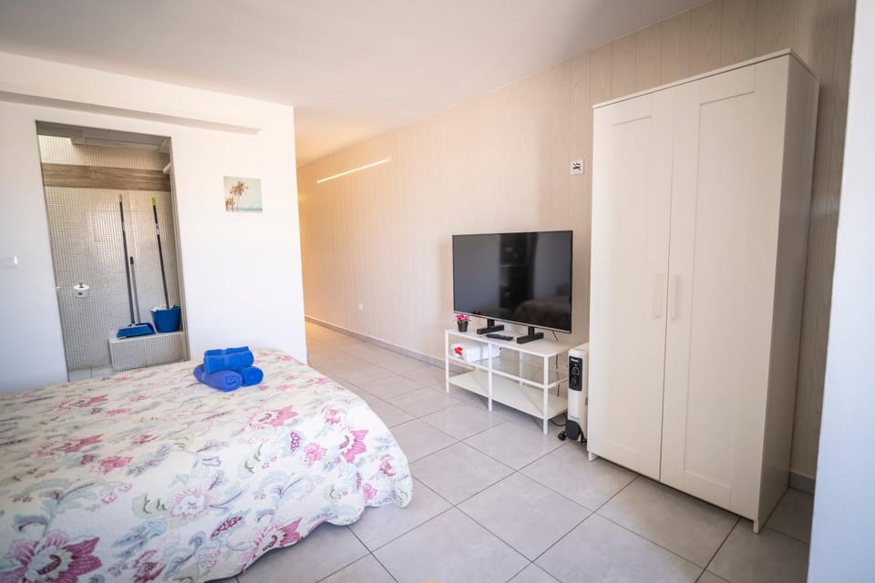 Bed, TV and multimedia