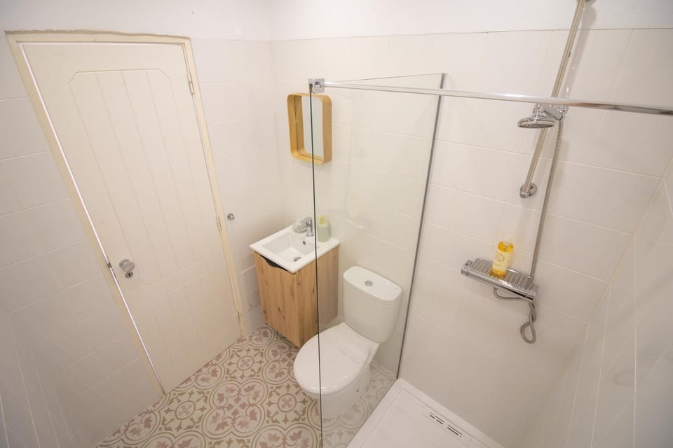 Shower, Toilet, Bathroom, Bedroom