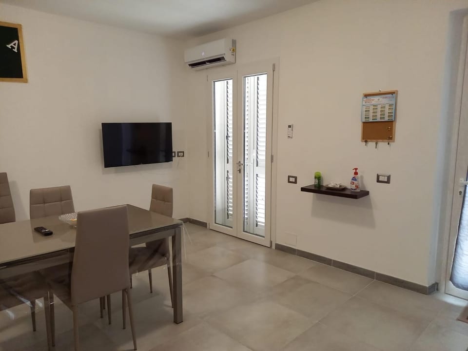 TV and multimedia, Seating area, Dining area