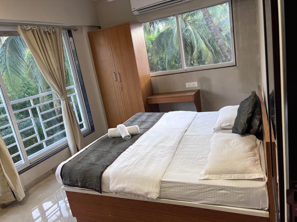 Bed, Photo of the whole room, Bedroom, towels