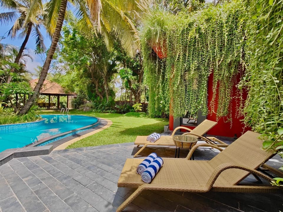 Garden, Seating area, Swimming pool