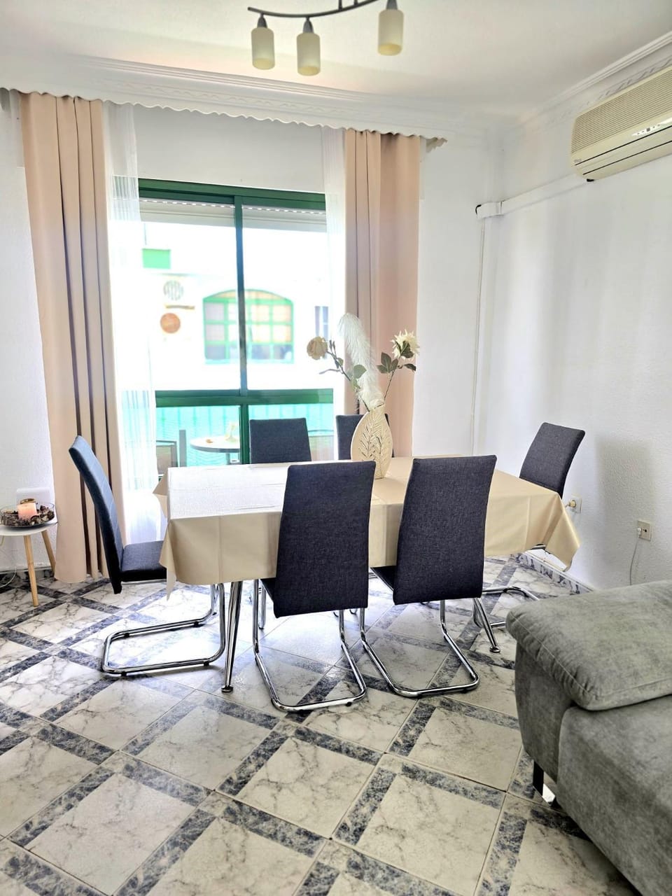 Living room, internet