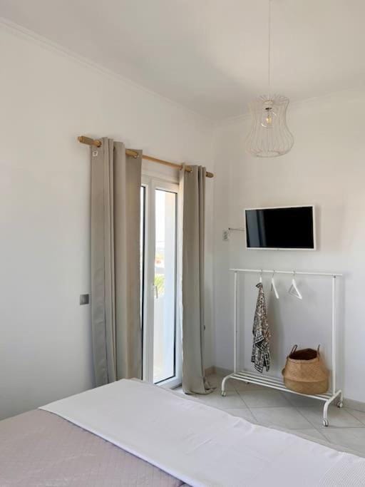 Bed, TV and multimedia, Bedroom