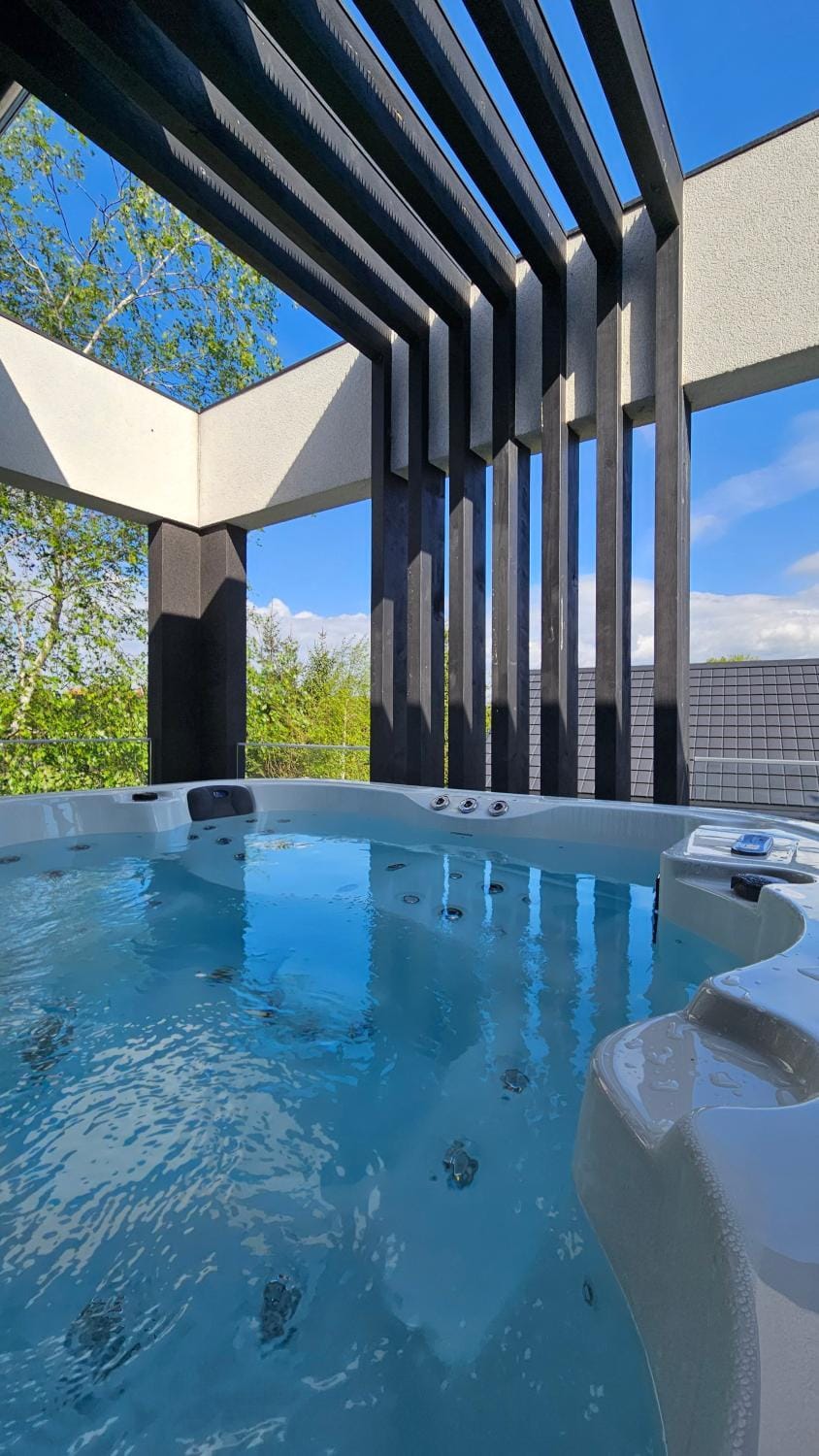 Property building, Hot Tub
