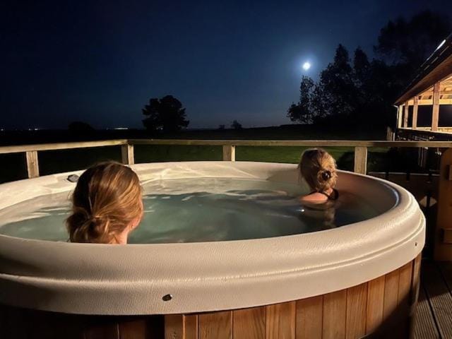 Luxury Log Cabin with a Hot Tub Cabin in Rother District