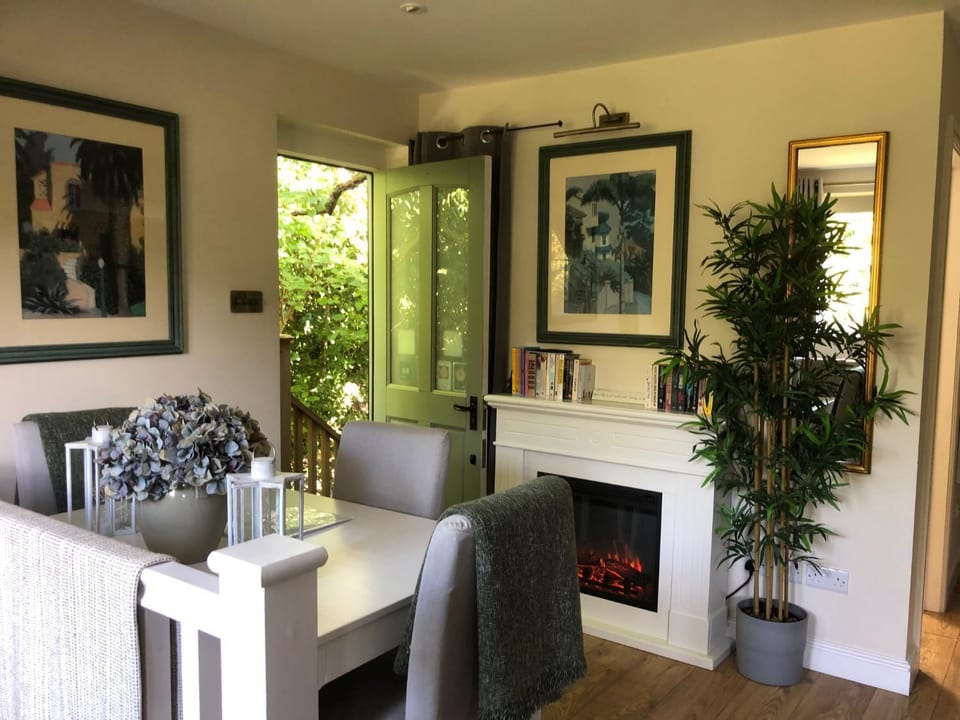 Seating area, Dining area, fireplace