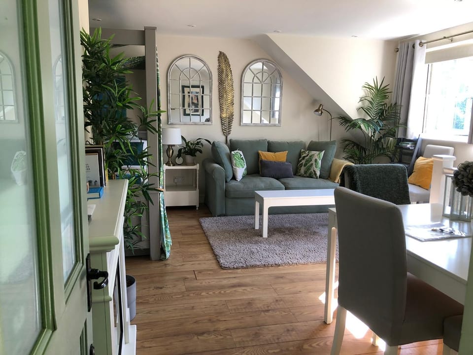 Bed, Photo of the whole room, Seating area, Dining area
