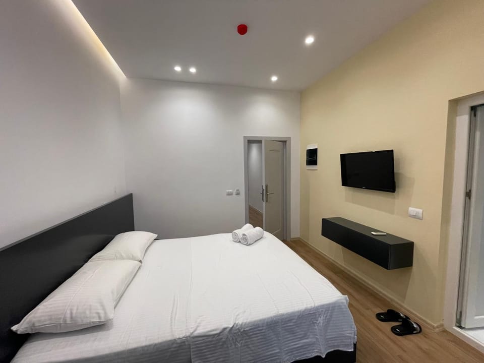 Bed, TV and multimedia, Photo of the whole room, Bedroom, towels