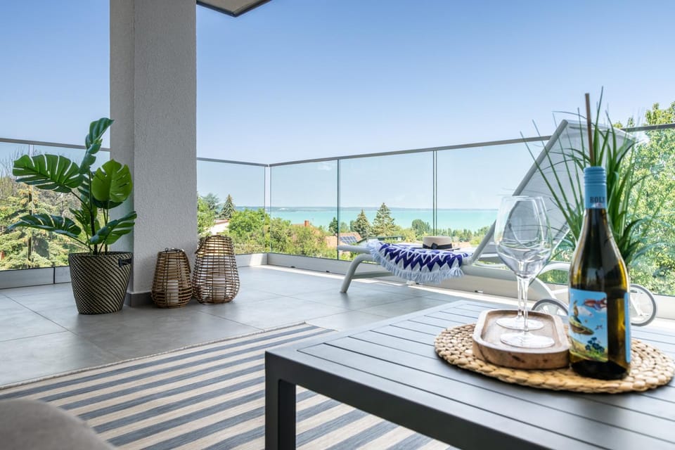 View (from property/room), Balcony/Terrace, Garden view, Lake view