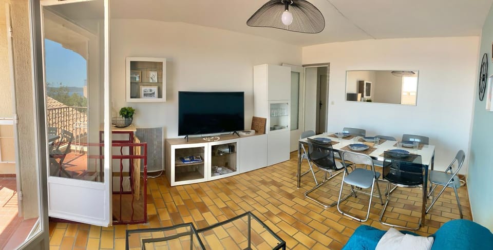 TV and multimedia, Seating area, Dining area