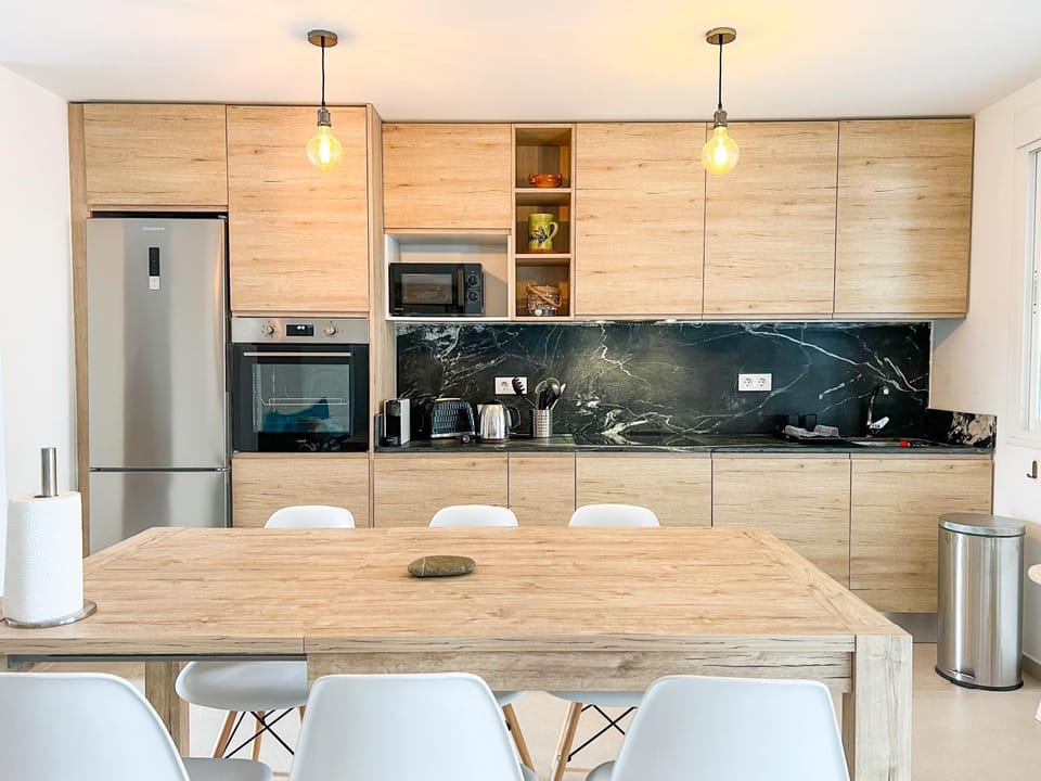 Kitchen or kitchenette, Dining area, minibar, pet friendly