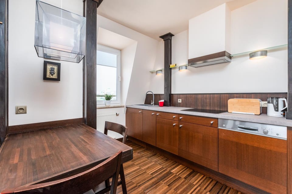 Kitchen or kitchenette, Dining area